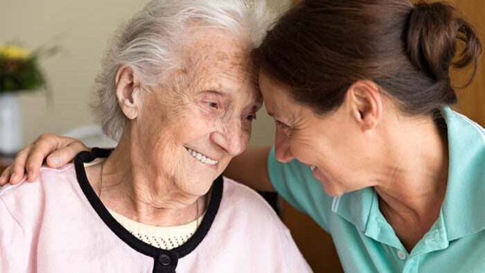 Alzheimer, quando una comunità tiene insieme chi vacilla